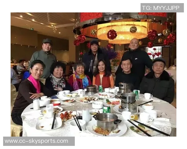 美媒分享库里一家六口温馨聚餐照片时光荏苒令人感慨不已