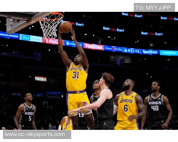 托马斯布莱恩特高效表现8投6中三分球全中贡献15分7篮板2盖帽