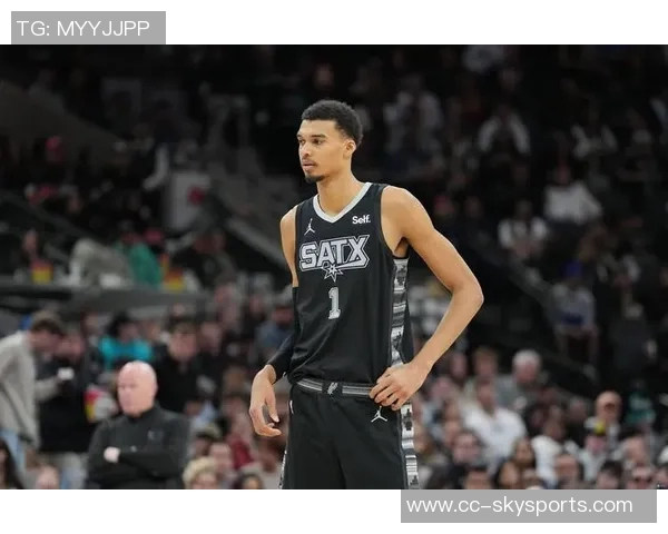 文班亚马替补表现不佳半场10投仅3中仅得11分3篮板正负值为4