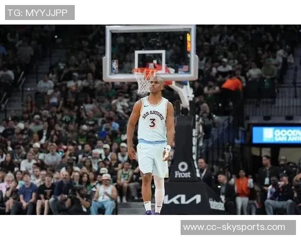 保罗现场观战快船与掘金激烈对决两支顶级球队的精彩较量